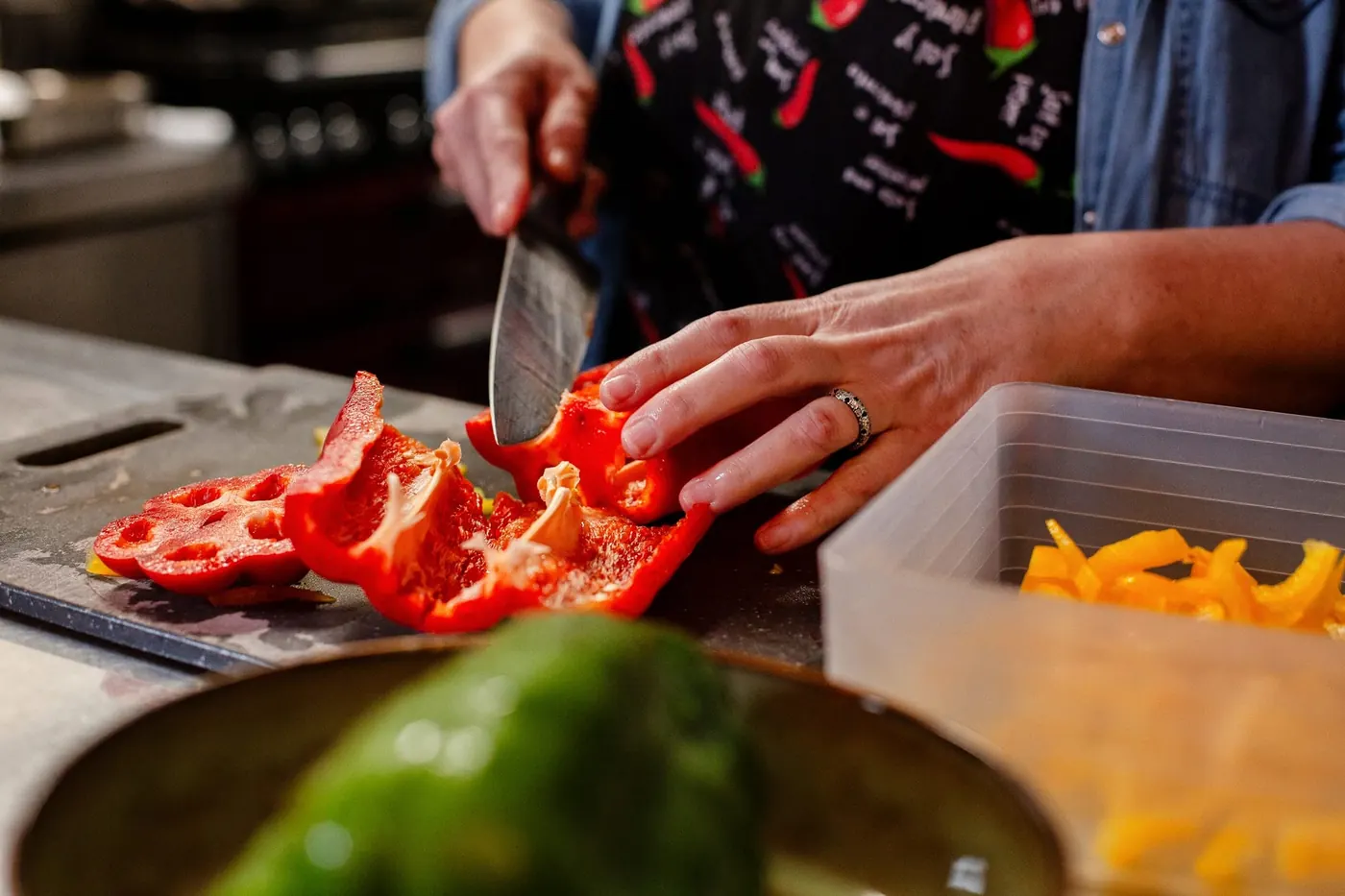 Découpe de poivrons frais dans la cuisine du restaurant