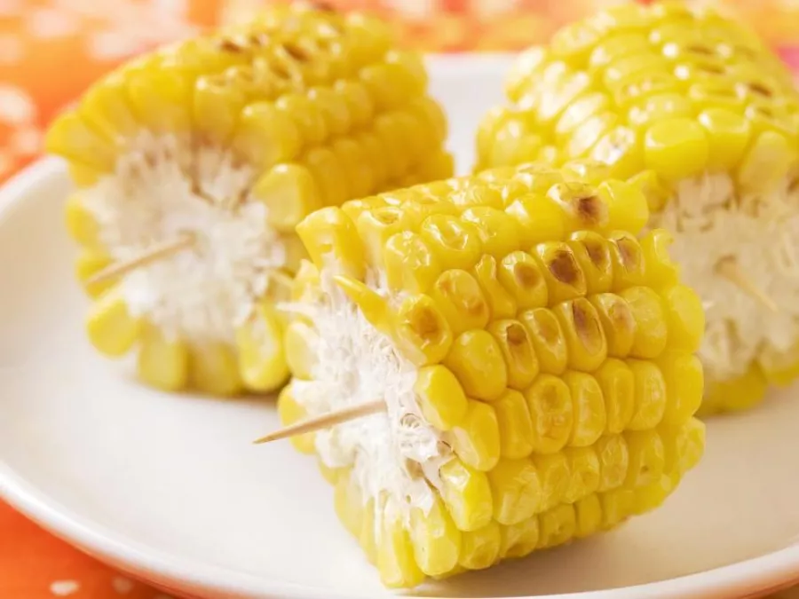 Elotes, Trois tronçons d'épi de maïs chaud. À grignoter ou pour accompagner un plat.