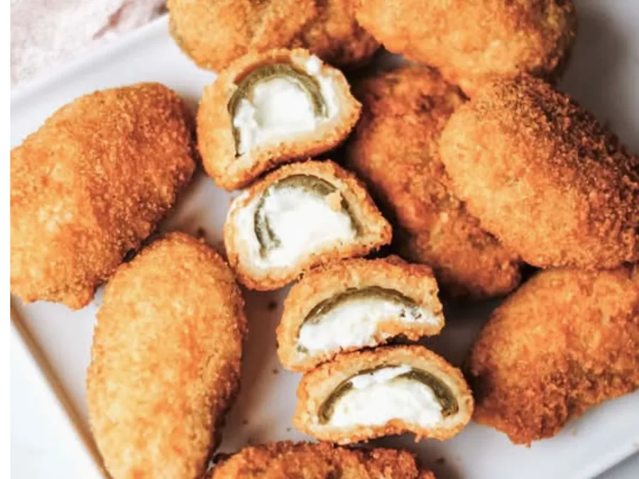 Jalapeños Poppers, Quatre pièces, panées et frites, avec leur mayonnaise chipotle.
