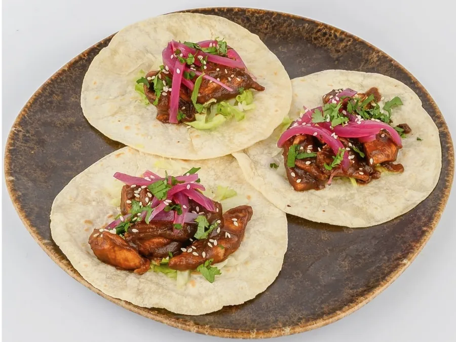 Pollo Mole Poblano, Notre version taco de la célèbre recette de Puebla. Attention, ça pique.