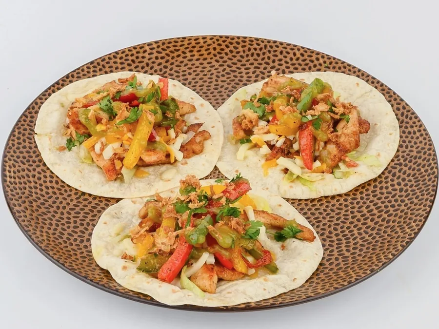Pollo Trio, Un incontournable au Poulet mariné, poivrons sautés et fromage.
